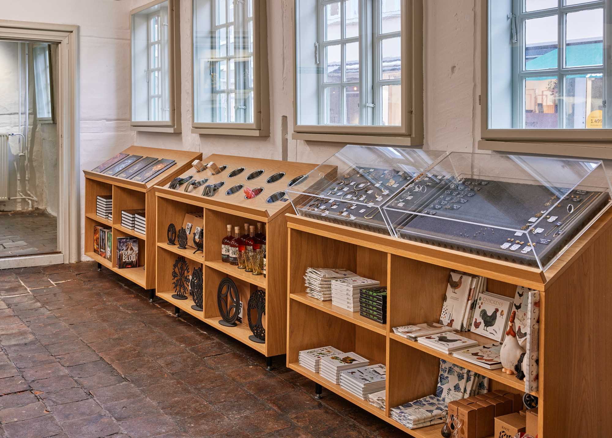 Museumsbutiksinventar med akrylmontre til smykker og skrå moduler til 